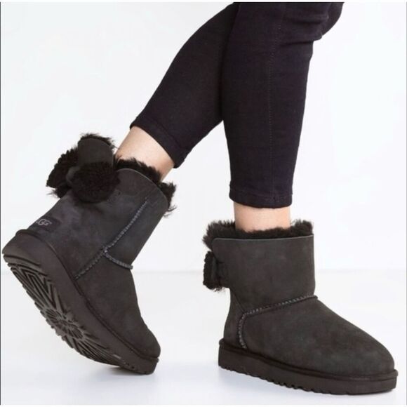 UGG Arielle Bailey Fur Bow Short Boots black winter sheepskin furry women’s 7